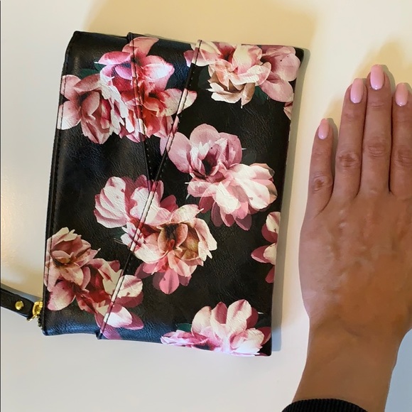 Black floral wristlet - Picture 6 of 7